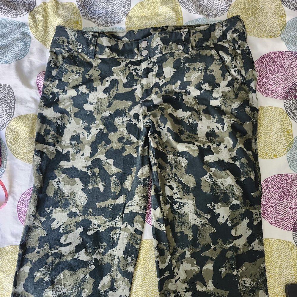 Columbia omni shield camouflage capri 12 NWOT